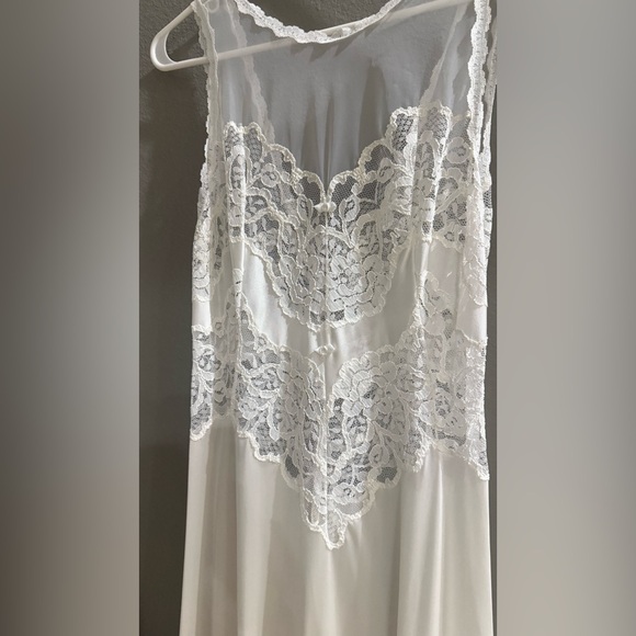 Vintage Vanity Fair Lace & satin nightgown. - Picture 5 of 6